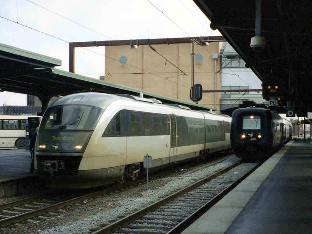 電車 / Train 12